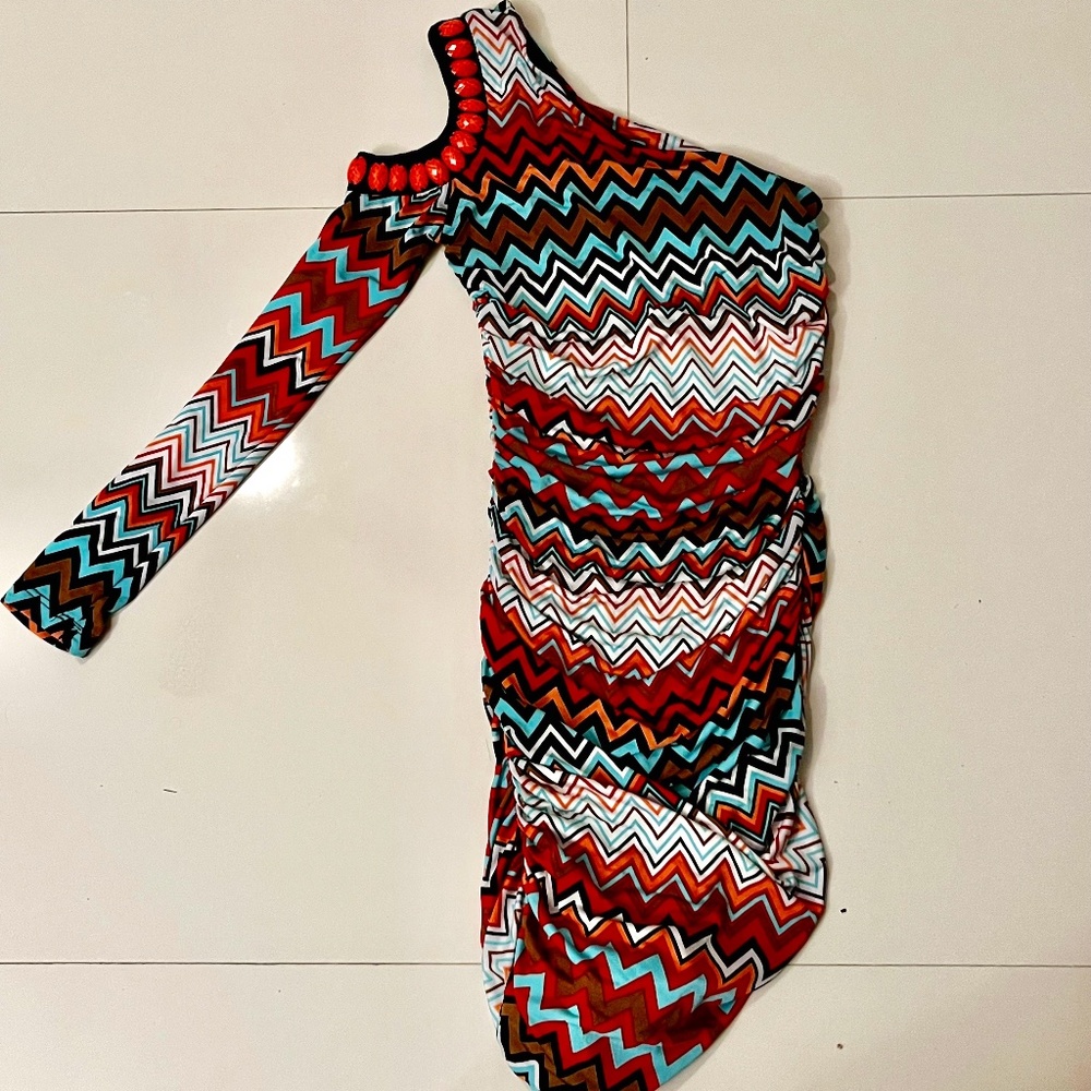 LIKE NEW Cold Shoulder Long Sleeve Bohemian Ruched Chevron Dress